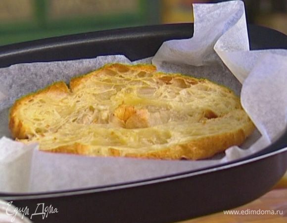 Круассаны разрезать сбоку вдоль, не прорезая до конца, выложить на противень и отправить на несколько минут под гриль.