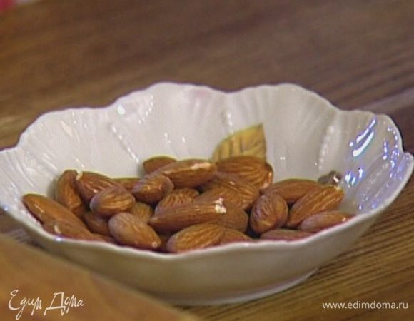 Миндаль измельчить в ступке.
