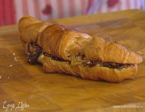 Соединить половинки круассанов и сразу подавать.