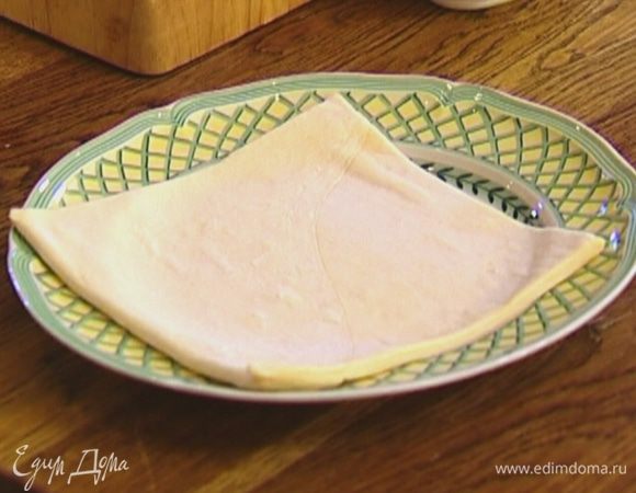 Тесто предварительно разморозить, слегка растянуть руками.