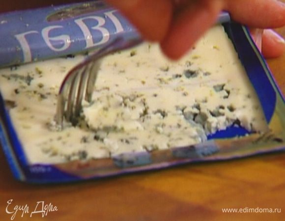 Сыр порезать небольшими кубиками.