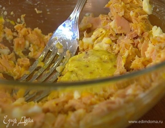 Тунца выложить из банки, размять вилкой и соединить с яйцом. 