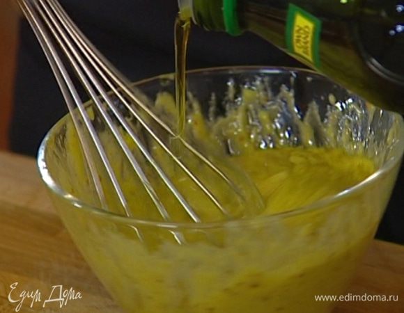 Приготовить майонез: желток комнатной температуры смешать с горчицей, немного посолить, влить 1 ч. ложку лимонного сока и взбить все венчиком. Не переставая взбивать, медленно влить оливковое масло. 