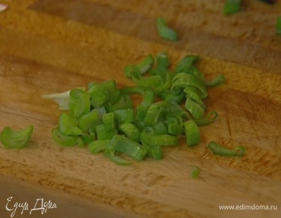 Зеленый лук мелко порезать.