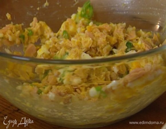  В яично-тунцовую массу добавить 1 ст. ложку майонеза, зеленый лук, посолить, поперчить. 