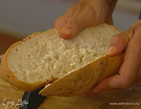 Багеты разрезать вдоль пополам, не прорезая до конца. 