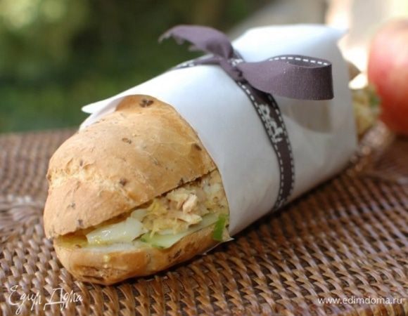 Немного раскрыть половинки багета, намазать майонезом, положить внутрь полоски огурца и тунцовую начинку. 
