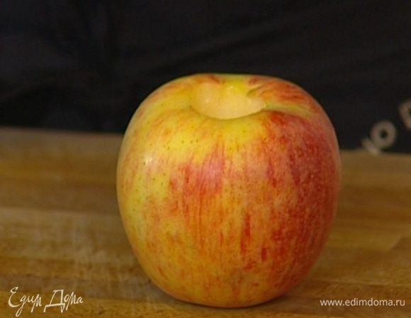 Сердцевину яблок вырезать при помощи острого ножа или картофелечистки, стараясь не прорезать яблоко до конца. 