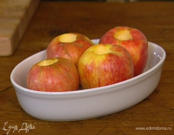 Поместить яблоки в небольшую форму для запекания.