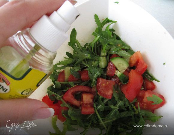 Помидоры, огурец порезать кубиками, рукколу мелко резать не нужно, достаточно на 2 - 3 части. По вкусу можно подсолить.Заправить оливковым маслом, перемешать. Сверху выложить порезанную кубиками рыбу. Украсить свежемолотым перцем. 
Приятного апетита! )))