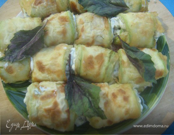 Вариант №2
Кабачки вымыть,отрезать кончики,нарезать вдоль на пластины,обмакнуть во взбитое яйцо,обвалять в муке и обжарить в разогретом раст.масле с двух сторон до золотистого цвета.
Творог растереть с солью и сливками,базилик промыть,стряхнуть от воды и мелко нарезать(несколько листиков оставить для украшения),добавить базилик к творогу,хорошо размешать,охладить.На кабачковую пластину равномерно нанести базиликовый крем,свернуть рулетиком,охладить,подавать украсив листиками базилика.