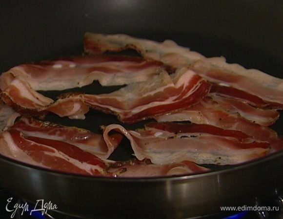 Полоски бекона слегка обжарить на сухой сковороде с обеих сторон, затем выложить на бумажное полотенце.