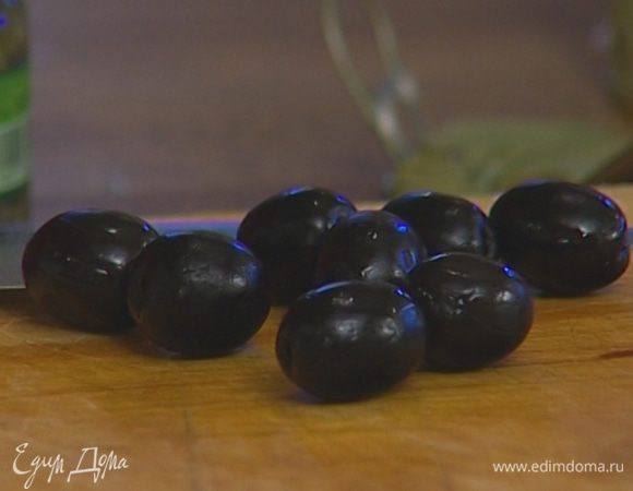 Раздавить каждую оливку дном стакана и удалить косточки.