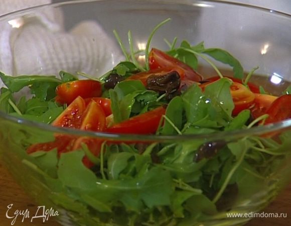 Помидоры разрезать на четыре части, соединить с руколой и оливками, посолить, поперчить, полить оливковым маслом и яблочным уксусом.