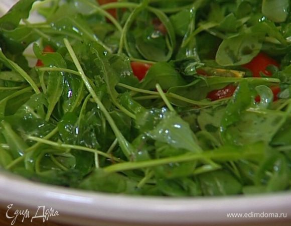 Салат перемешать, выложить на плоское блюдо, посыпать листьями тимьяна и измельченным руками базиликом.