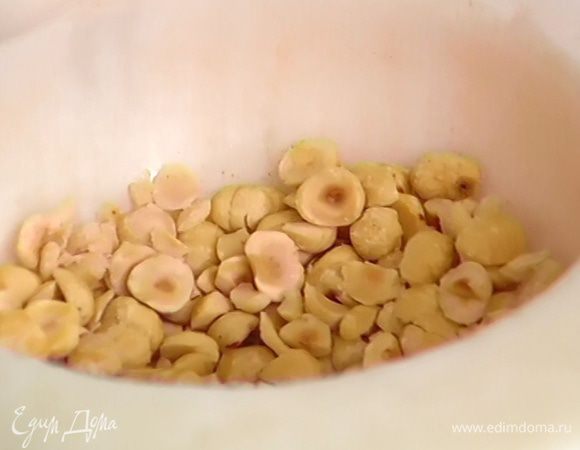 Фундук измельчить в ступке, так чтобы остались некрупные кусочки. 