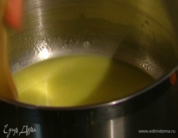 Сливочное масло растопить в небольшой кастрюле на медленном огне. 