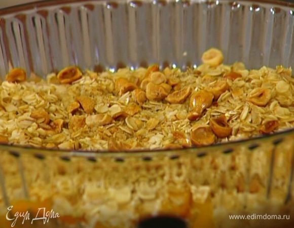 Вынуть овсянку из духовки, полить маслом, присыпать сахаром и отправить в духовку еще на 10 минут, чтобы получилась карамельная корочка. 