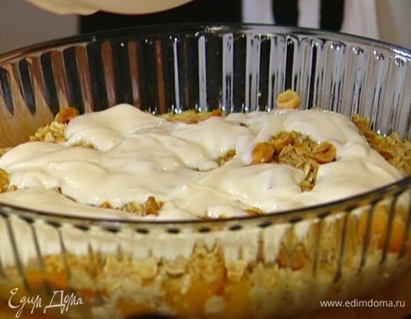 В йогурт влить экстракт ванили, перемешать и полить готовую овсянку. 