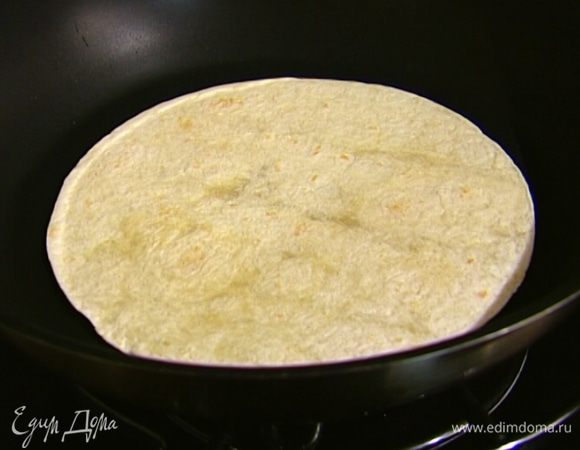 Лепешки немного подогреть на сухой сковороде.