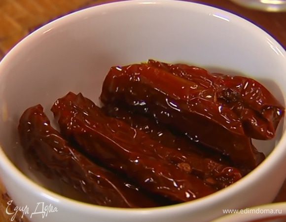 Вяленые помидоры порезать на кусочки.