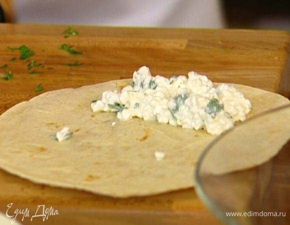 Творог поперчить, посолить, добавить к нему зелень и перемешать.