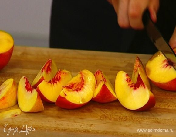 Нектарины, персик и сливы, удалив косточки, нарезать  крупными дольками. 