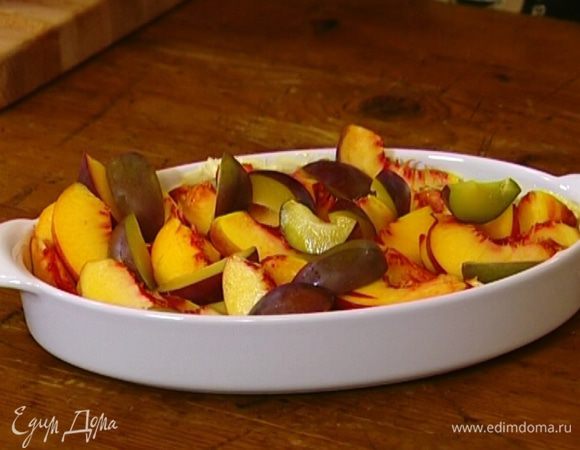 Жаропрочную форму смазать сливочным маслом и уложить в нее нарезанные фрукты. 