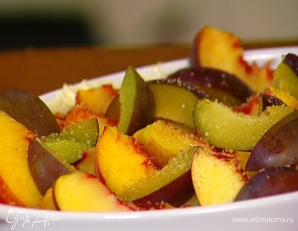 Посыпать сахаром, влить в форму 50 мл кипятка и отправить в разогретую духовку на 10 минут. 