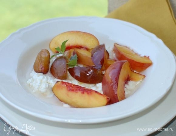Творог разложить по тарелкам, выложить на него оставшиеся запеченные фрукты и украсить оставшейся мятой. 