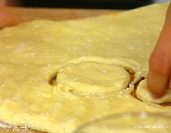 Готовое тесто раскатать в пласт и формочкой или чашкой вырезать круглые лепешки. 