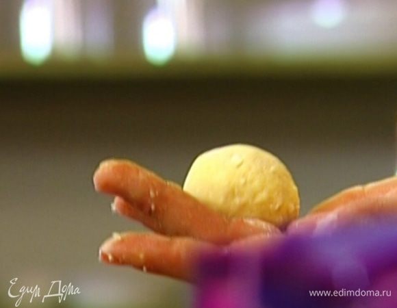 В центр каждой лепешки выложить творожную начинку и защипать края, придавая пончикам круглую форму. 