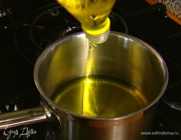 Масло для фритюра разогреть в небольшой кастрюле. 