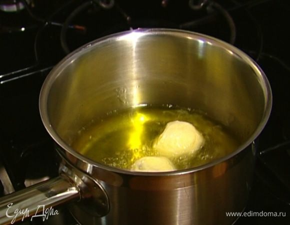 Обвалять пончики в муке и обжарить со всех сторон в кипящем масле, переворачивая их шумовкой. 