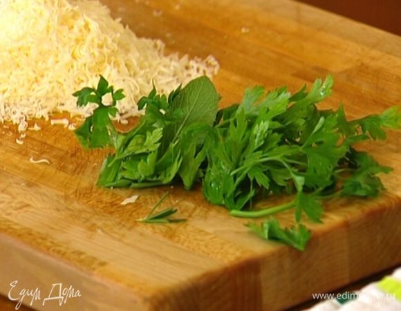 Сельдерей, петрушку и листья базилика мелко порубить.