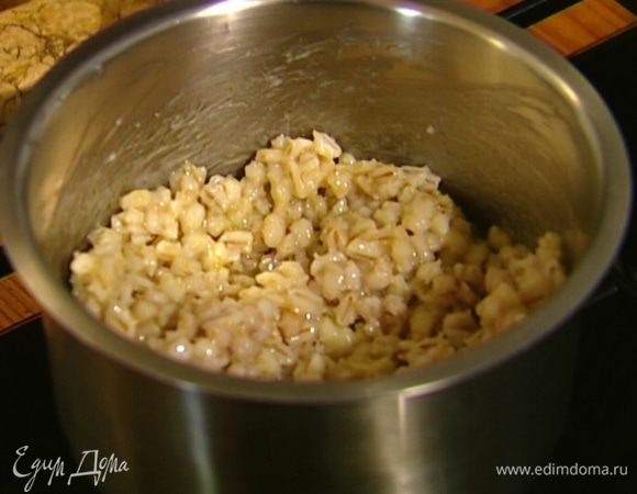 Перловку отварить согласно инструкции на упаковке, в конце посолить.