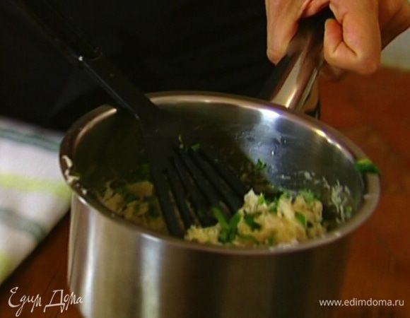 Добавить большую часть нарубленной зелени и еще раз перемешать. 
