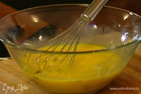 Сыр натереть на мелкой терке и всыпать к яйцам, добавить по щепотке соли, свежемолотого перца и листья тимьяна.