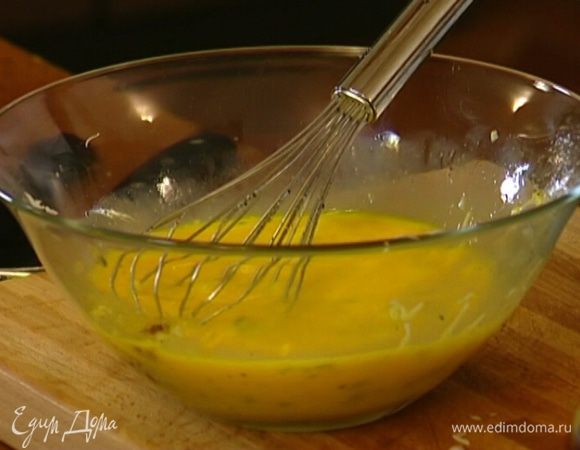 Сыр натереть на мелкой терке и всыпать к яйцам, добавить по щепотке соли, свежемолотого перца и листья тимьяна. 