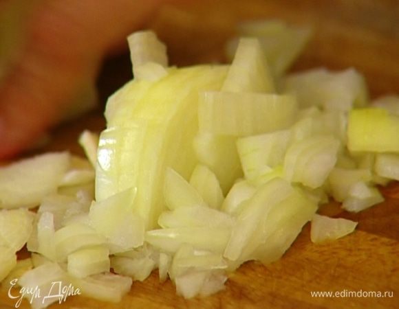 Луковицу почистить и мелко порубить.