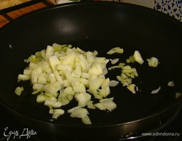 Разогреть в сковороде оливковое масло и обжарить лук до прозрачности, не давая ему зазолотиться. 
