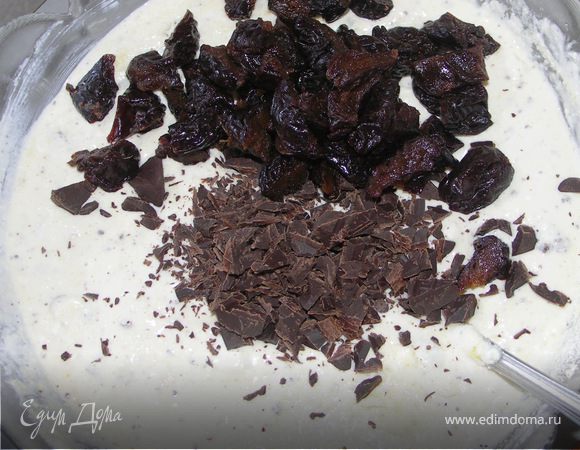 Творог,сметану,сахар,яйца,манку и разрыхлитель тщательно перемешать в однородную массу.Добавить крупно порезанный чернослив и шоколад стружками.