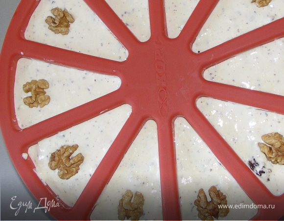 Разложить творожную массу по формочкам.Сверху пристроить орешек.