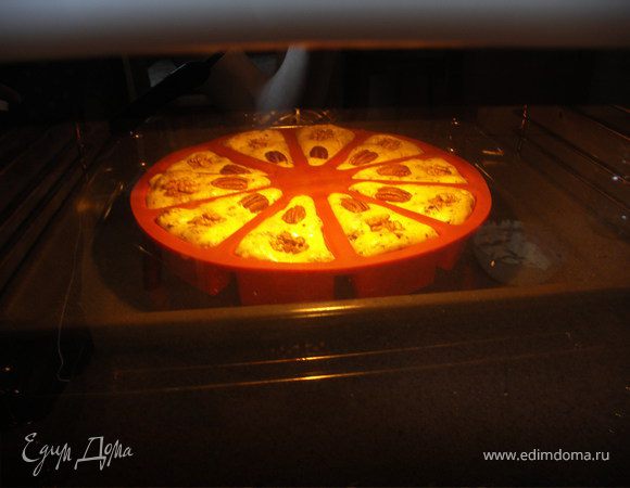 Грецких было мало..Подумала я,подумала(;))и решила ещё пекан пристроить рядышком.Выпекаем при 170С примерно 35-40 мин(ориентируйтесь на свою духовку)