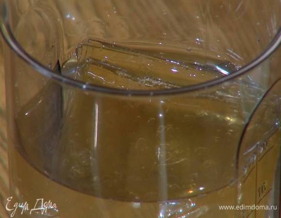 Желатин замочить в холодной воде на 2–3 минуты. 