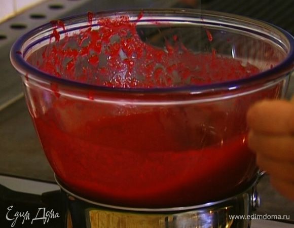   Желатин прогреть на водяной бане, снять с плиты и соединить с малиной. Затем вернуть на огонь и прогревать до полного растворения желатина. 