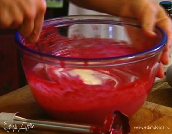 В йогурт добавить ванильный экстракт и перемешать с малиново-желатиновой смесью. 