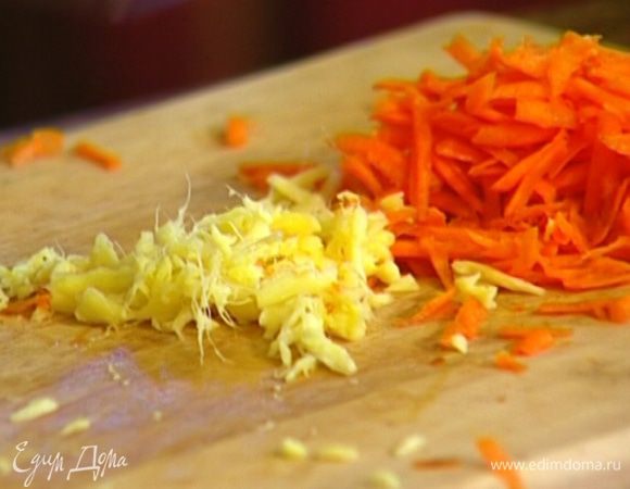 Морковь и корень имбиря почистить и натереть на крупной терке. 