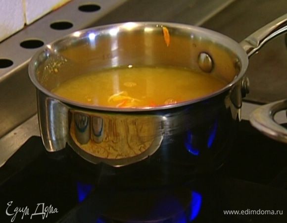 Мисо-пасту развести в овощном бульоне, добавить натертые морковь и имбирь и поставить на самый маленький огонь. 