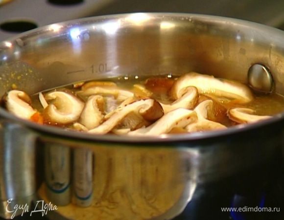 Грибы порезать, опустить в бульон и еще немного подержать на огне. 